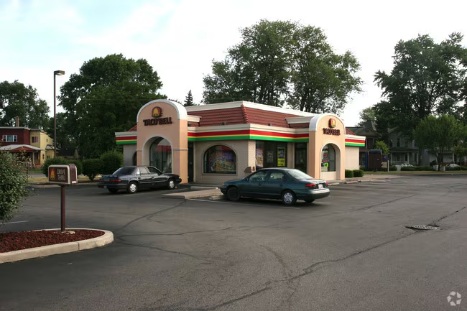 Taco Bell restaurant with a red roof and cars in the parking lot in Toledo, Ohio