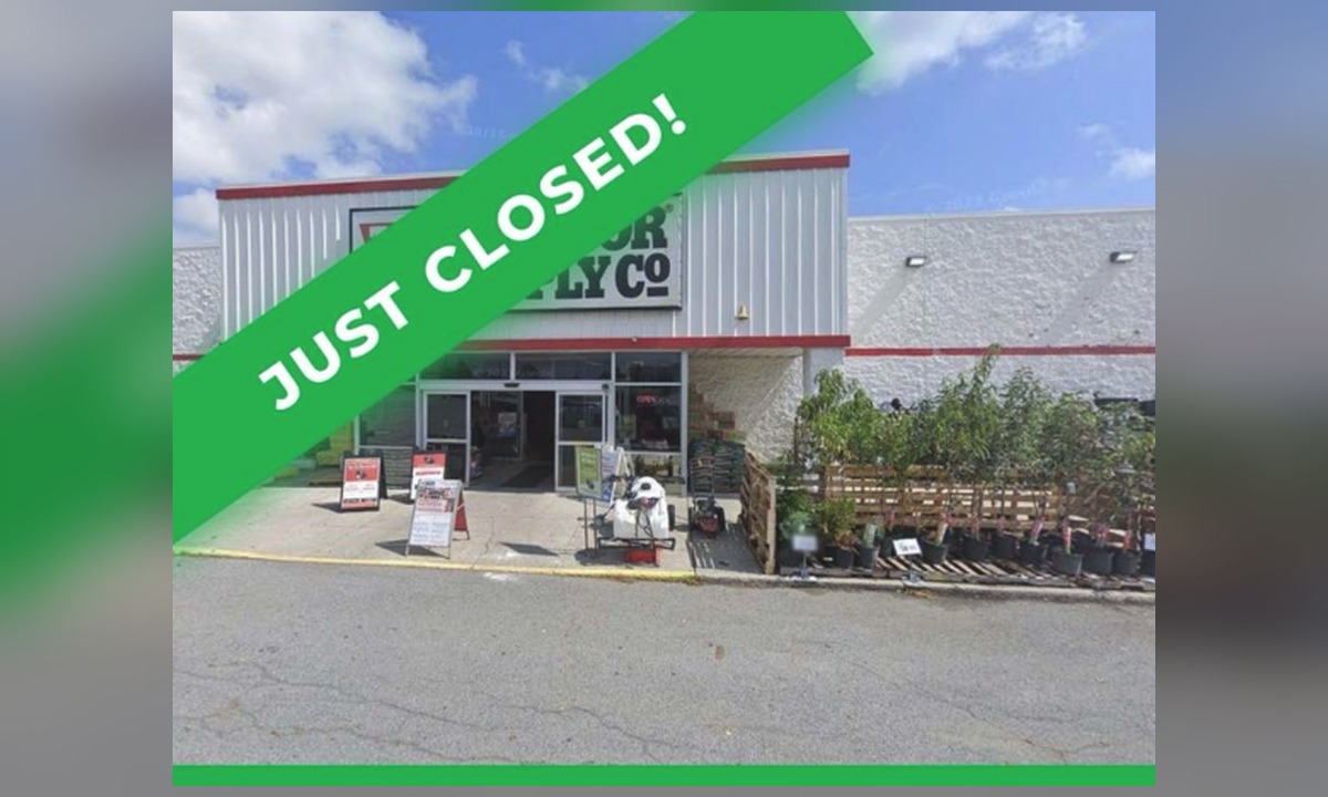 Tractor Supply storefront in Johnstown, Pennsylvania, with an embedded Just Closed banner